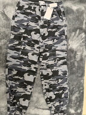 if it were me Women’s Gray & Black Camo Cargo Pants